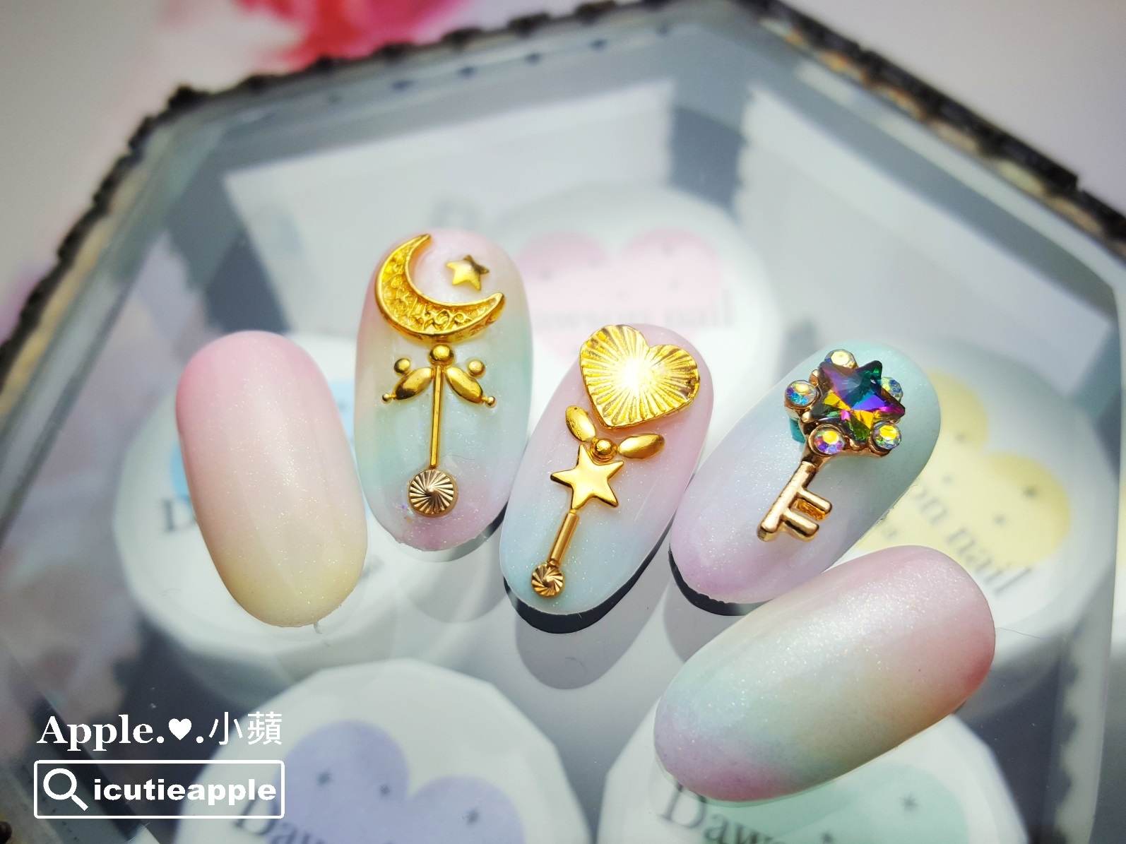 【美甲彩繪】萌樂園小劇場的繽紛指彩 ❤ 大森鑽石甲油膠 & 粉雕的設計應用