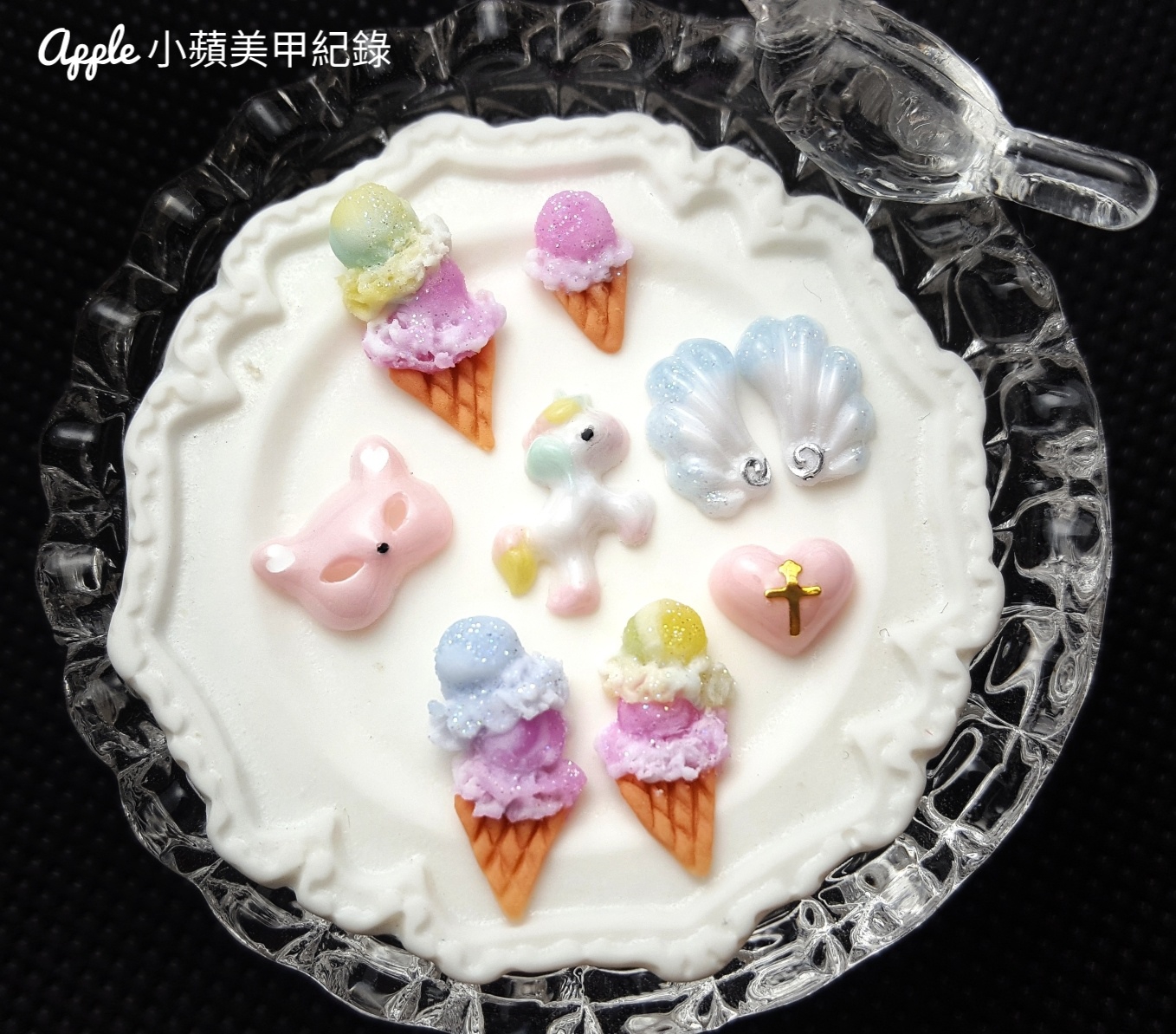 【美甲彩繪】萌樂園小劇場的繽紛指彩 ❤ 大森鑽石甲油膠 & 粉雕的設計應用
