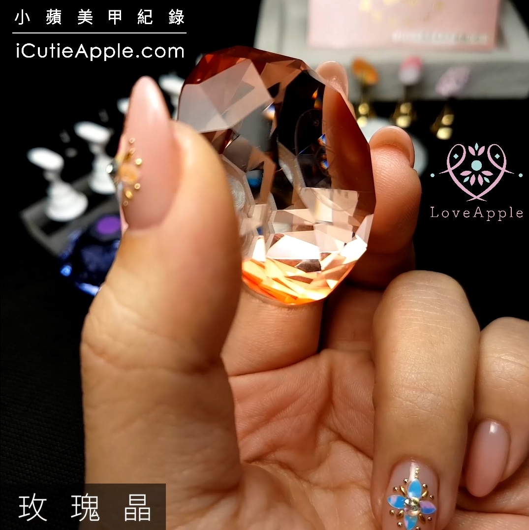 【美甲實用工具】為繪製中的甲片找個好依靠 ❤ 寶石甲片座中的精品:CN水晶座新色開箱